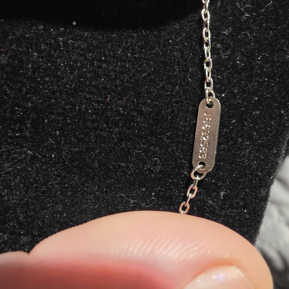 USED....Elegant Silver With A  White Shell Clover Necklace. - Picture 7 of 8